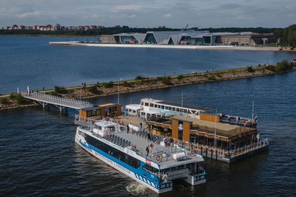 Скоростной катамаран из Кронштадта в Петербург